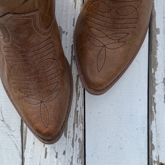 Cowboy Boots in Classic Tan - Picture 4 of 6